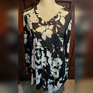Boutique black and white flowers babydoll top medium.  NWT